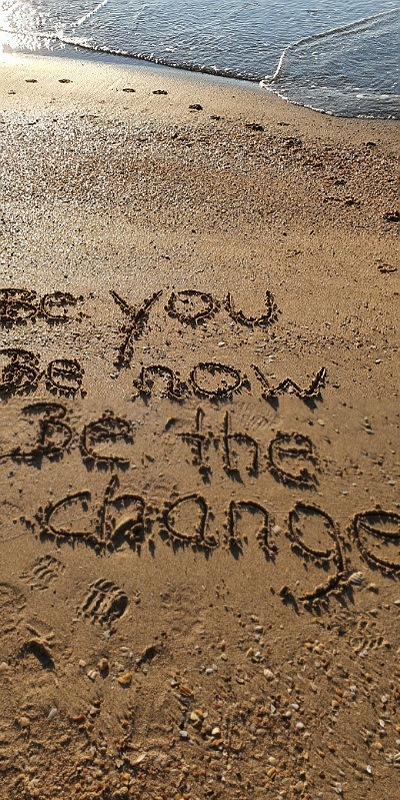 Sandstrand. Im Sand geschrieben steht Be You Be Now Be the Change. Mein Motto für die Sichtbarkeit.