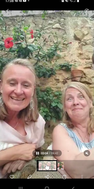 Hier sitzen Brigitte links und ich rechts in meinem kleinen Patio in Andalusien und erzählen über unser Buchprojekt.
